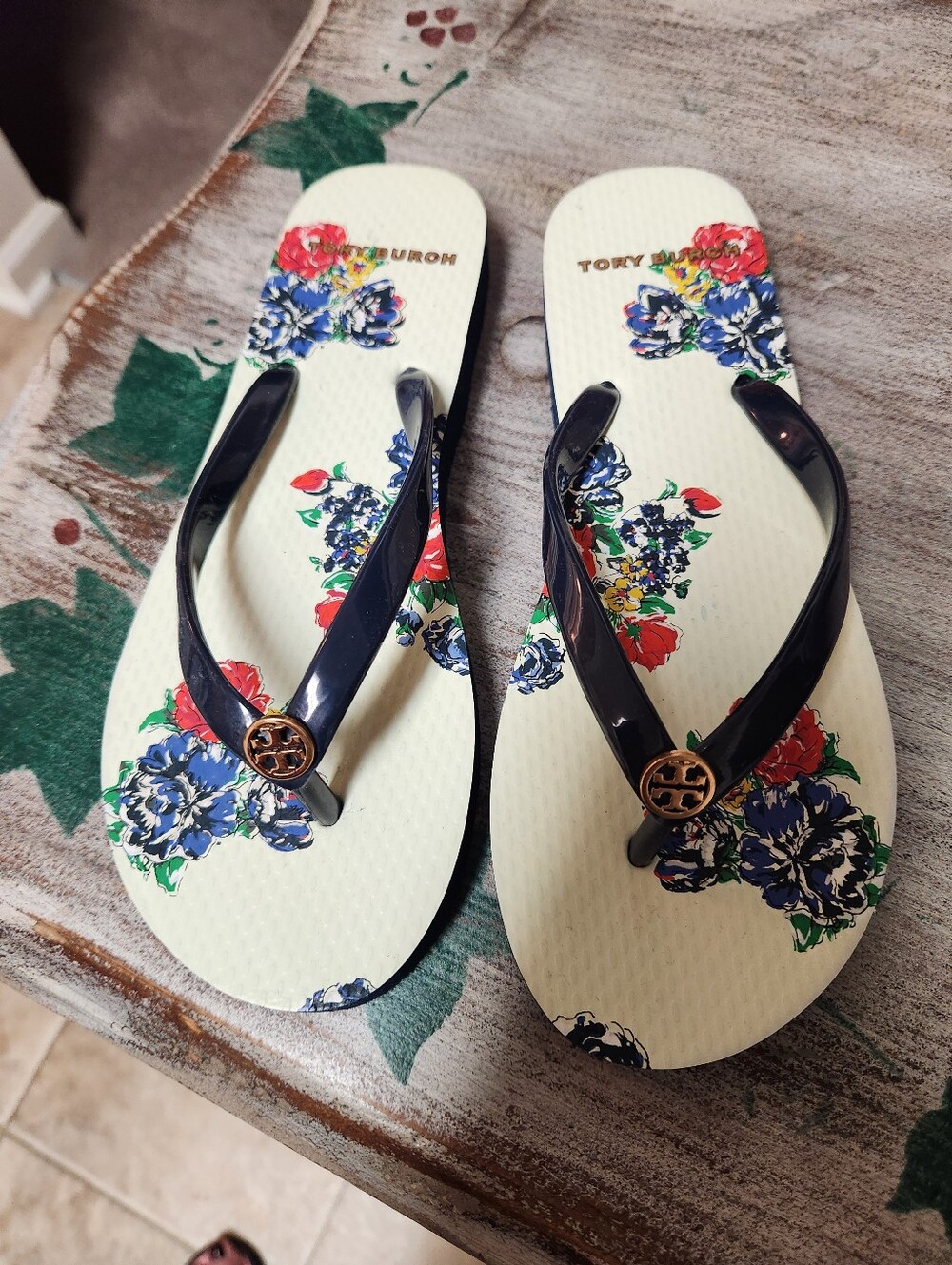 TORY BURCH TEA ROSE FLORAL FLIP FLOPS SIZE (5)